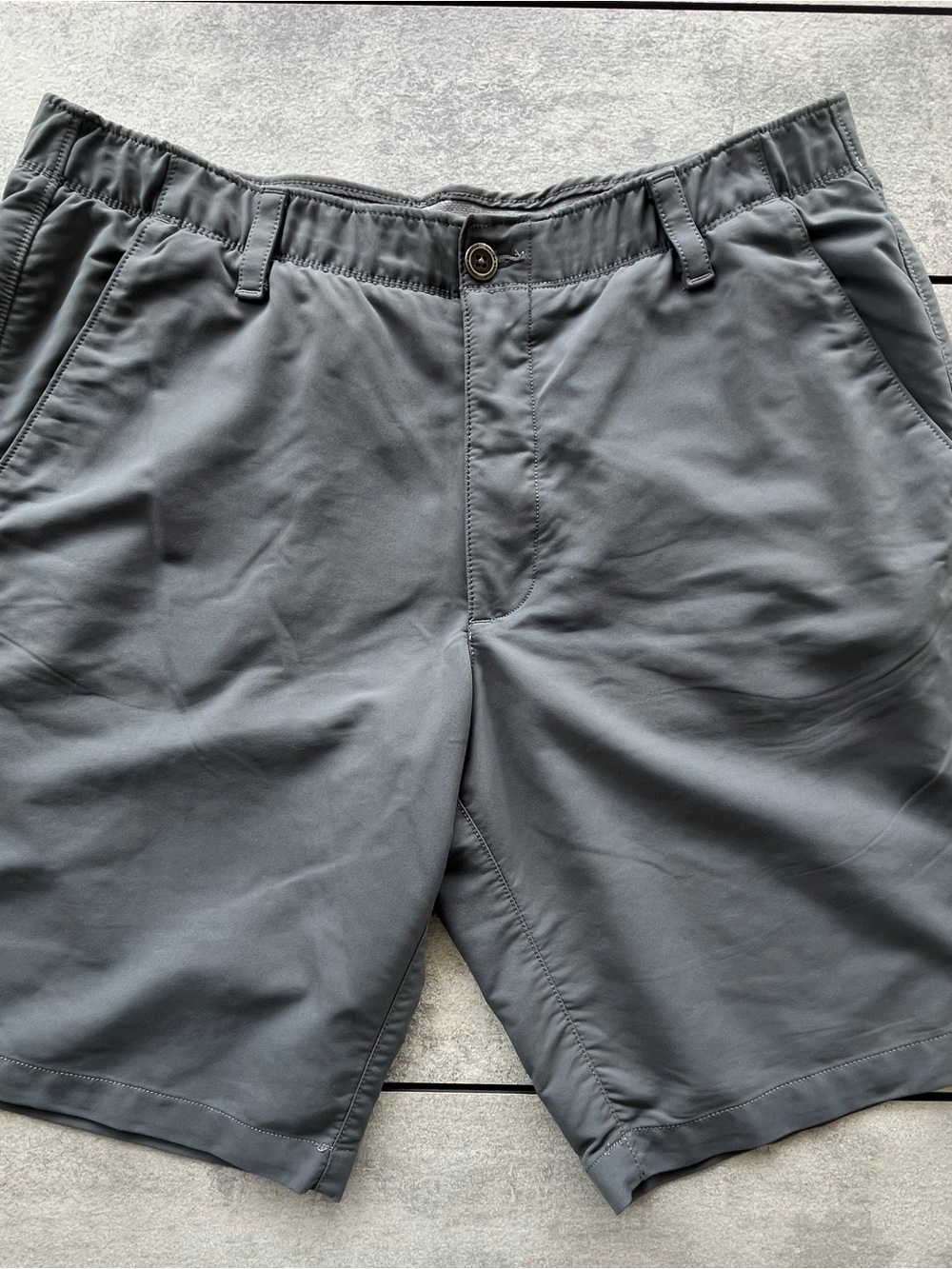 Men's Gray Under Armor Heatgear 38” Loose Performance Shorts see last pic